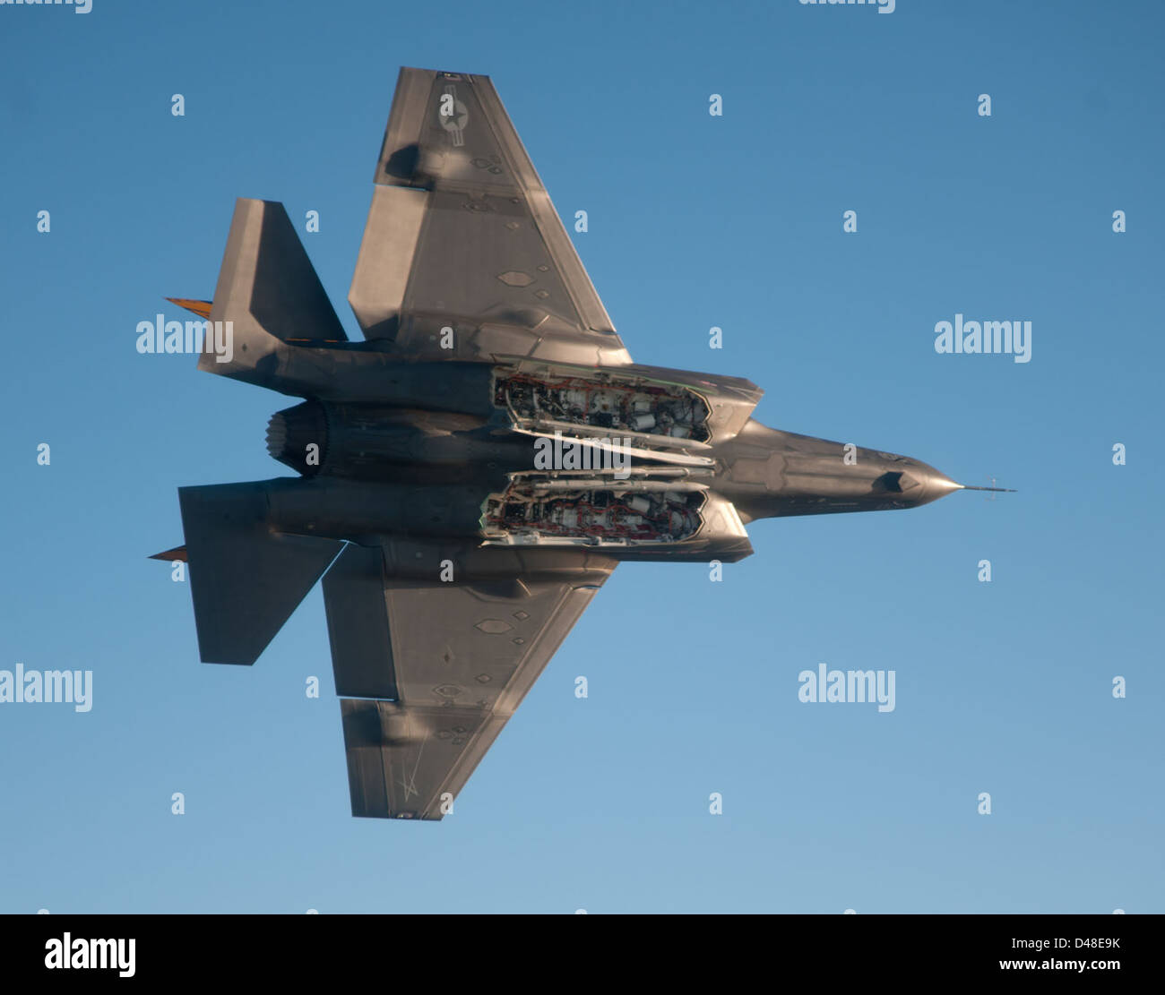 Un F-35C Lightning II, di stanza a Patuxent River, Maryland, mostra la sua area interna per le armi durante una dimostrazione. Questo caccia furtivo fa parte dell'aviazione militare avanzata per la superiorità aerea e le capacità di attacco di precisione. Foto Stock