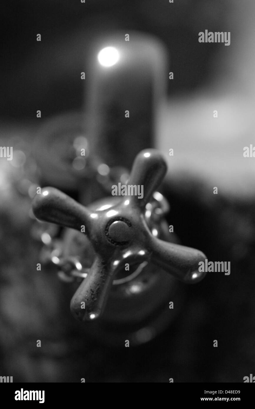 Molto vecchio grimey rubinetto acqua fredda, immagine di immagini sgranate, scarsa illuminazione, prese a norma ISO 1000 Foto Stock