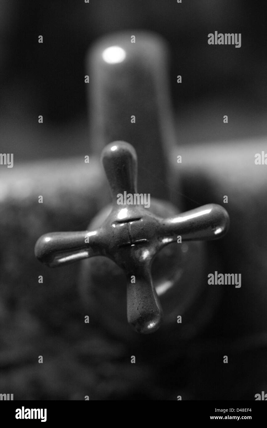 Molto vecchio grimey rubinetto acqua fredda, immagine di immagini sgranate, scarsa illuminazione, prese a norma ISO 1000 Foto Stock