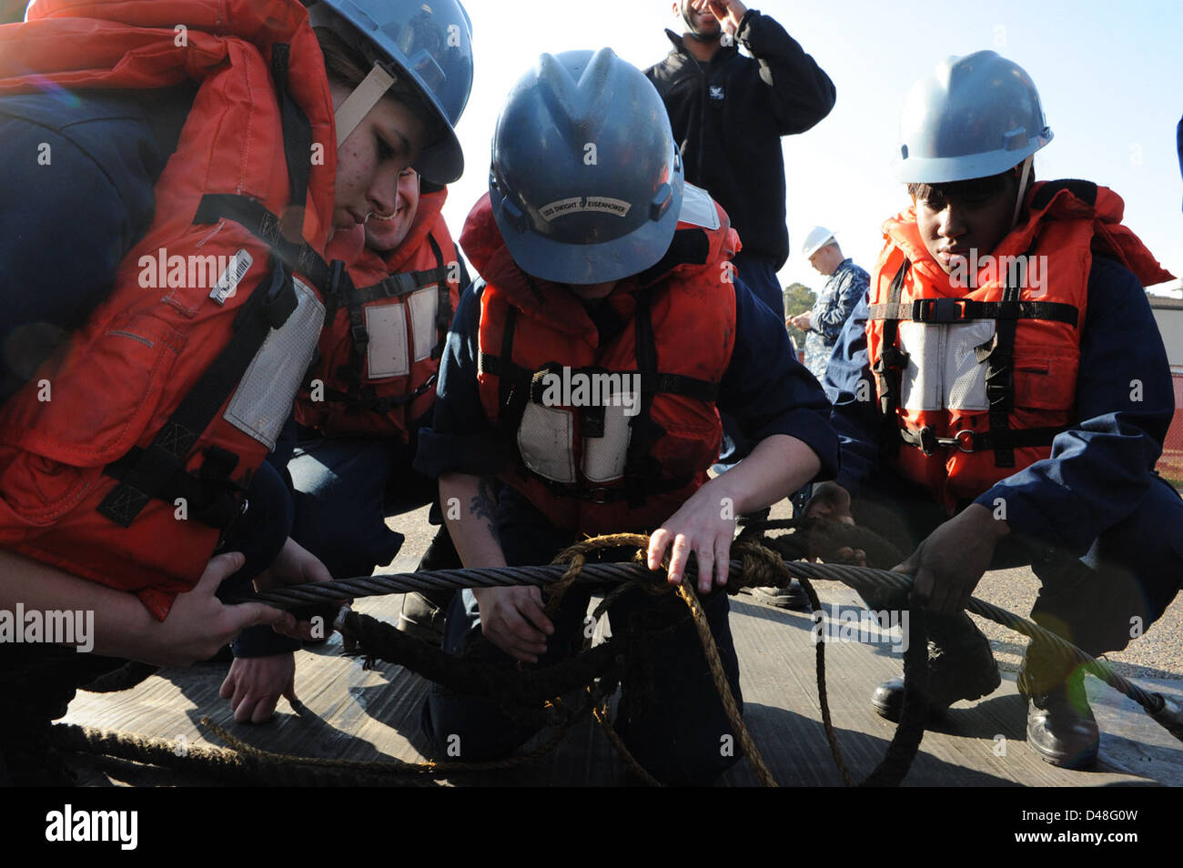 I marinai della Little Creek Joint Expeditionary base si impegnano in un addestramento di rifornimento in mare, garantendo che le navi possano essere rifornite durante l'impiego. Questa operazione evidenzia la capacità della Marina di operare in avanti e mantenere le catene di approvvigionamento durante gli estesi dispiegamenti. Foto Stock