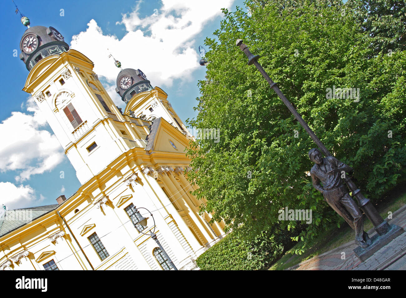 La grande chiesa riformata, Debrecen, Hajdú-Bihar county, Ungheria orientale. Statua del poeta Szabó Lőrinc in primo piano. Foto Stock