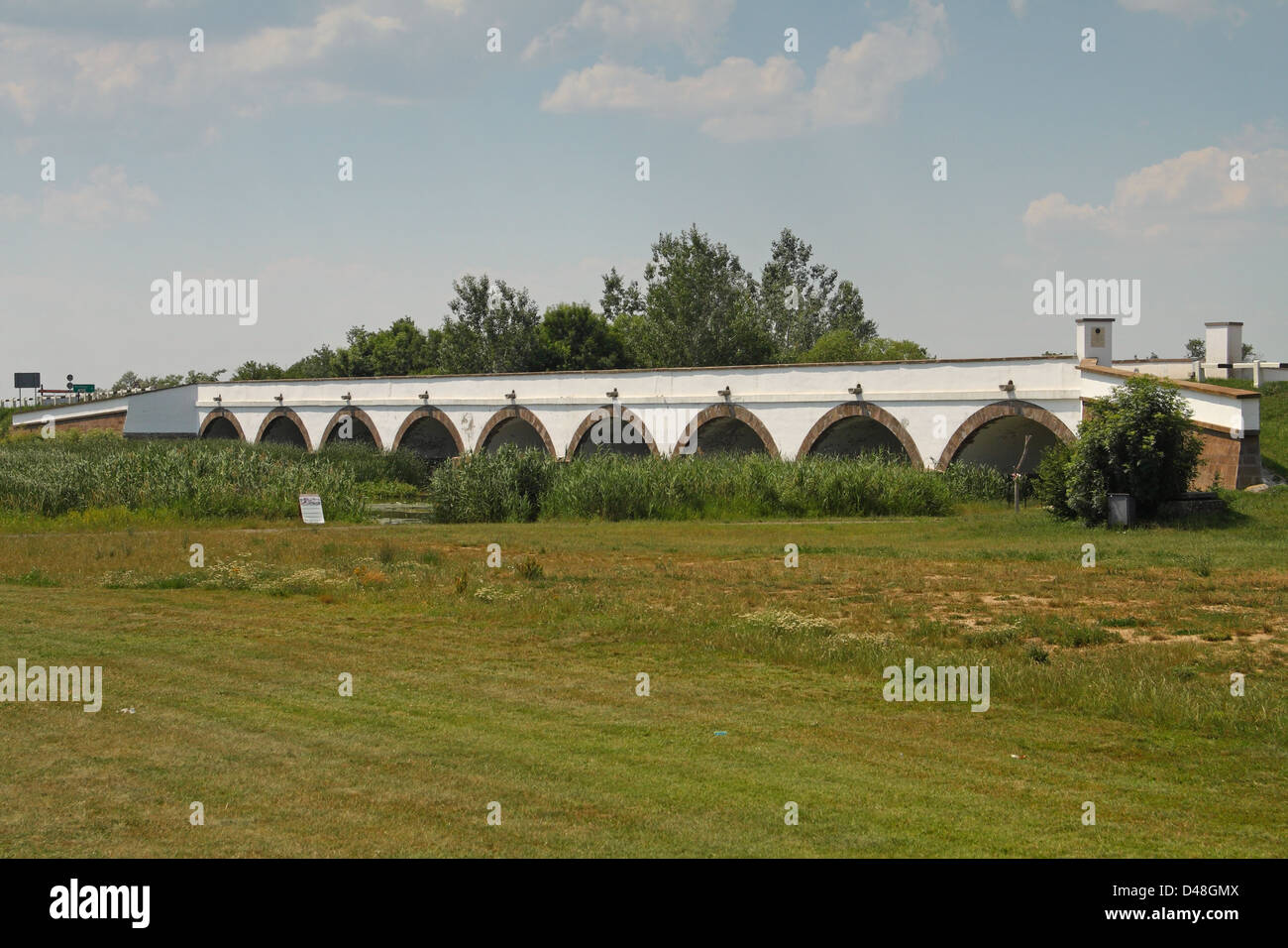 I NOVE-ponte forato, attraversando il fiume Hortobágy, il Parco Nazionale di Hortobágy, Ungheria orientale Foto Stock