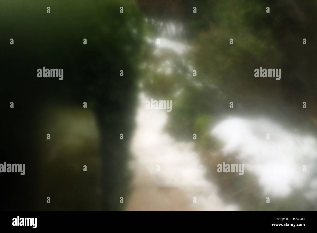 Sfocata vista attraverso una finestra atomizzata, MOLTO SGRANATA immagine Foto Stock
