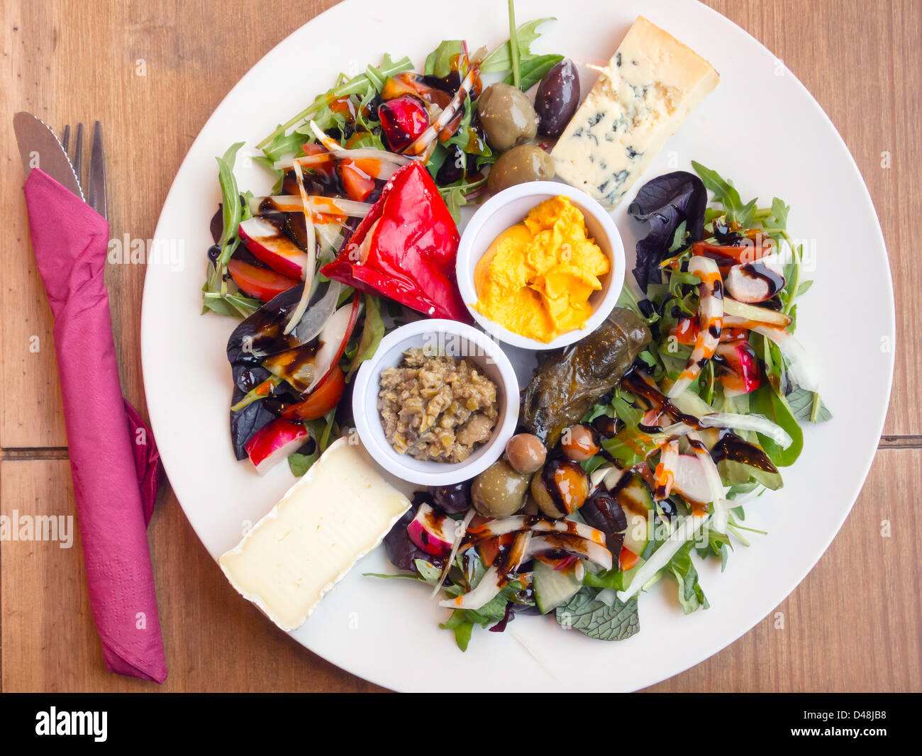 Il pranzo del piatto vegetariano con formaggio insalata di verdure  mediterranee olive hummus e aceto balsamico Foto stock - Alamy