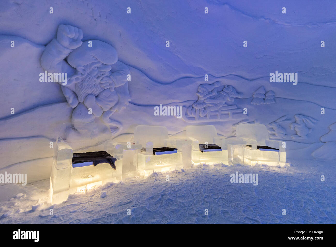 Interno del Kirkenes Snowhotel, Norvegia, mostra di mobili realizzati da sculture di neve e ghiaccio sulla parete Foto Stock