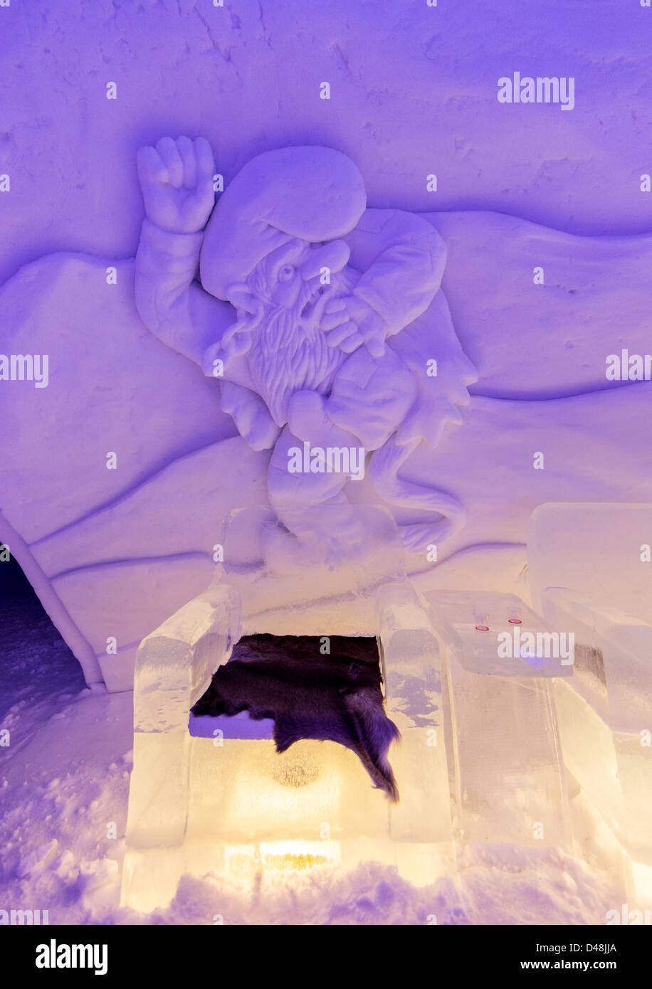 Interno del Kirkenes Snowhotel, Norvegia, mostra di mobili realizzati da sculture di neve e ghiaccio sulla parete Foto Stock