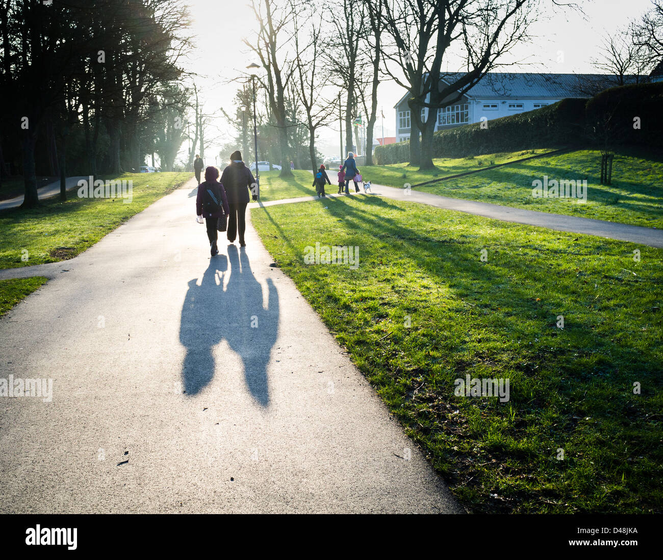 I genitori e i bambini a piedi per la scuola primaria su un inverno mattina, Aberystwyth Wales UK Foto Stock