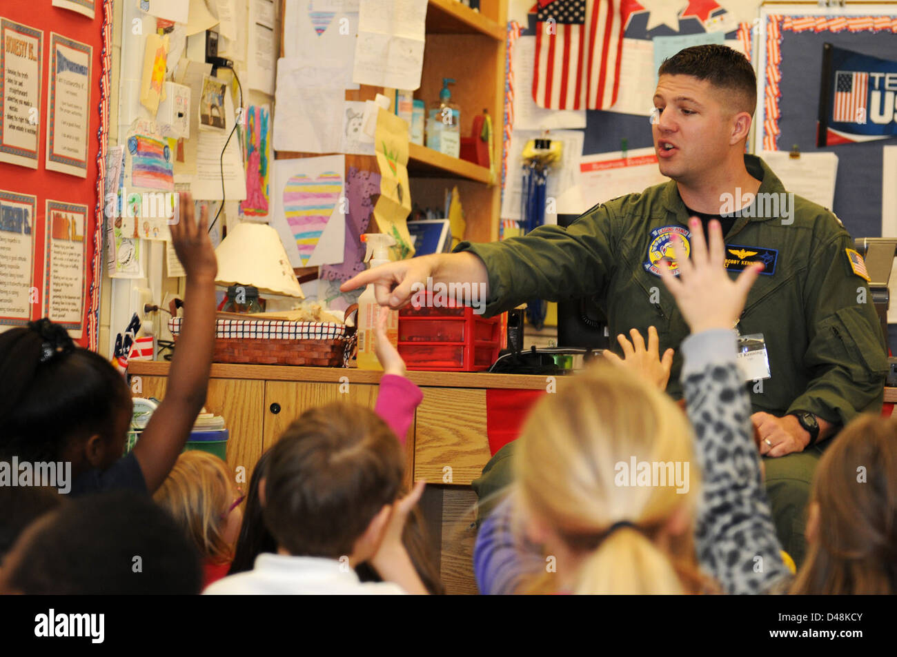 I marinai della Marina degli Stati Uniti alla NSA Panama City partecipano al Read Across America Day, coinvolgendo le comunità locali e promuovendo l'alfabetizzazione. Foto Stock