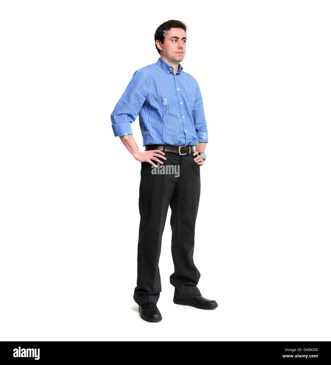 A piena lunghezza Ritratto di un uomo con le mani sui suoi fianchi isolati su sfondo bianco Foto Stock