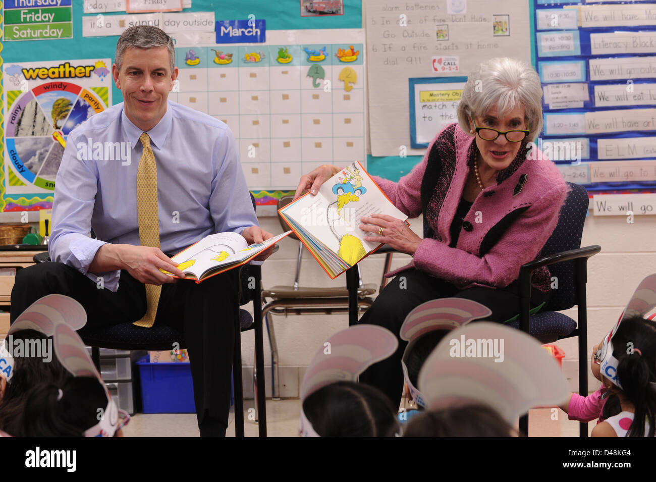 Noi la salute e i servizi umani Segretario Kathleen Sebelius e istruzione Segretario Arne Duncan leggere agli studenti a terrazza di rotolamento Scuola Elementare Marzo 1, 2013 in Montgomery County, MD. Foto Stock