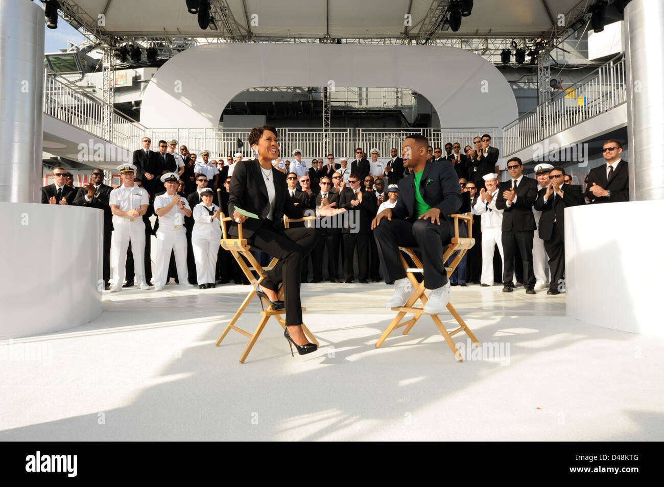 Robin Roberts, ancora di Good Morning America, intervista l'attore Will Smith a bordo dell'Intrepid Sea, Air & Space Museum durante la Fleet Week di New York 2012. L'evento fa parte di uno sforzo di sensibilizzazione pubblica per mettere in contatto i membri del servizio con la comunità. Foto Stock