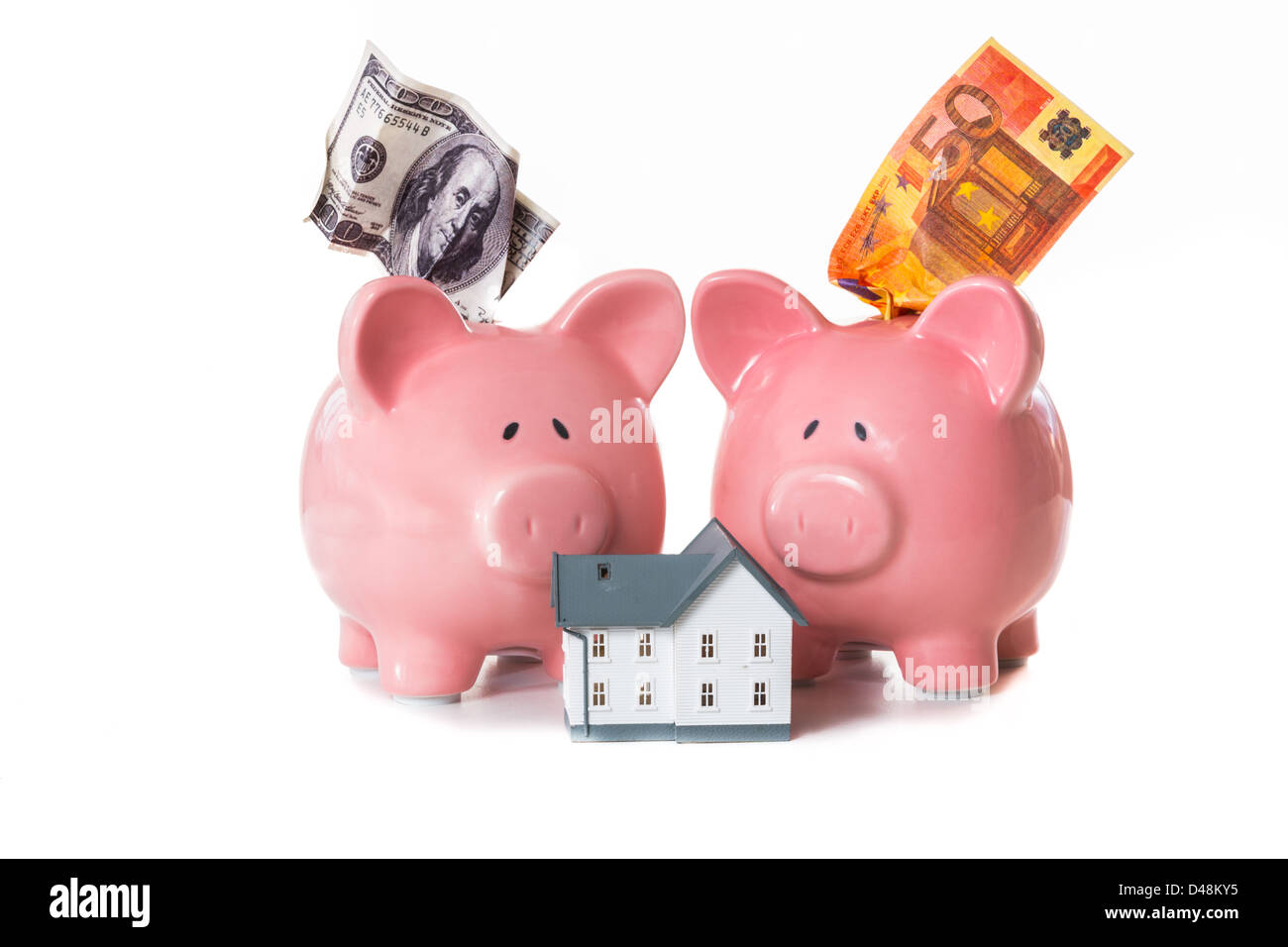 Dollaro e le banconote in euro fuori delle banche di maialino con il modello home Foto Stock