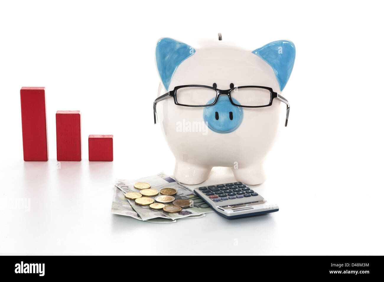 Salvadanaio con gli occhiali con la calcolatrice e i contanti e il grafico rosso in background Foto Stock