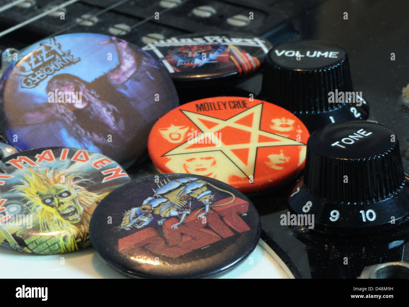 80's Big capelli bande rock pulsanti su una chitarra elettrica Foto Stock