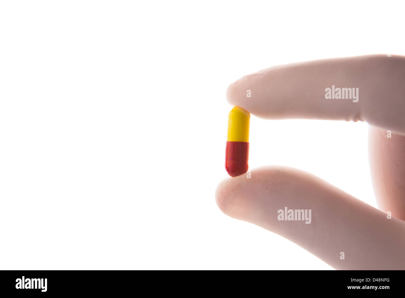 La mano guantata capsula di contenimento tablet Foto Stock