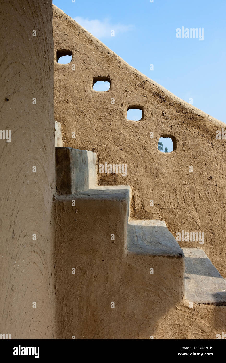 Dettagli architettonici di scale esterne e le pareti di un tradizionale edificio di fango nello stato indiano del Punjab. Foto Stock