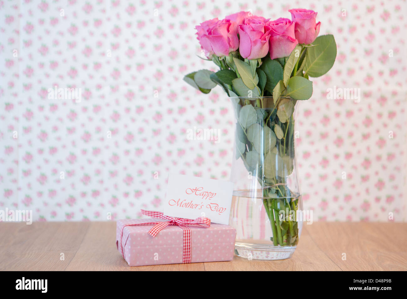 Mazzo di rose rosa in vaso con rosa dono e madri giorno della carta Foto Stock