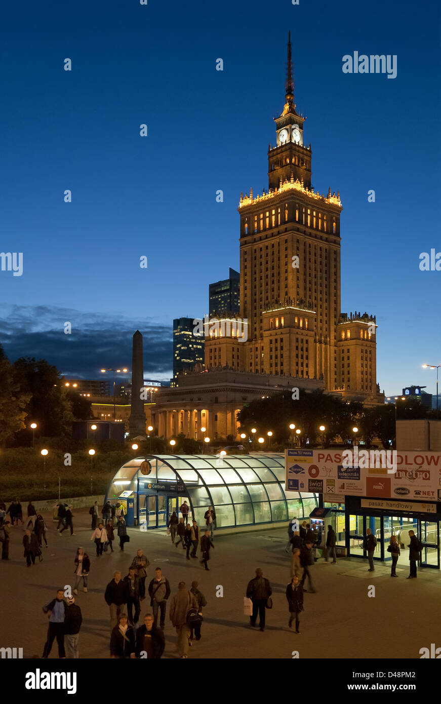 Varsavia, Polonia, il Palazzo della Cultura e il Centrum la stazione della metropolitana di sera Foto Stock