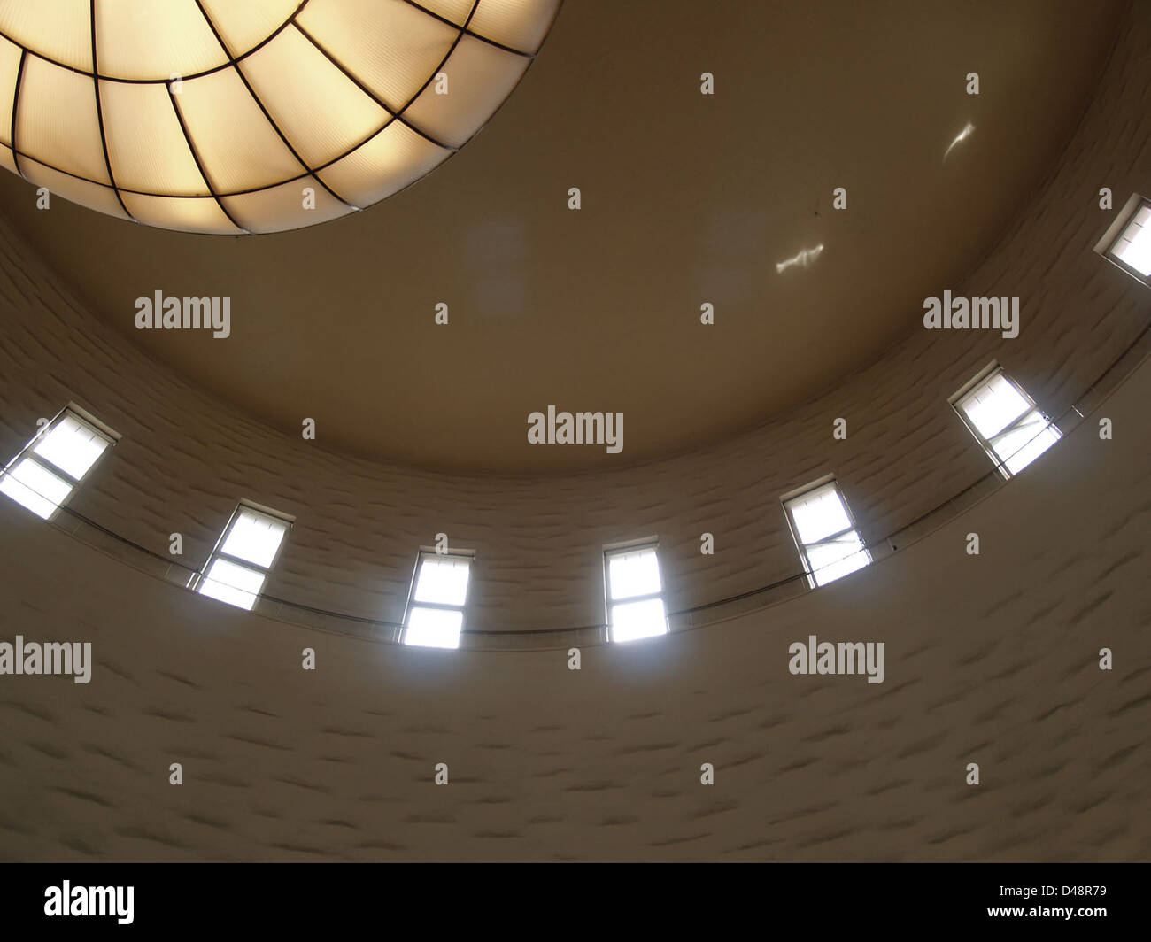 Il progetto di Asplund per la biblioteca di Stoccolma, completato all'inizio del XX secolo, esemplifica il modernismo classico. L'edificio presenta una rotonda e linee pulite, che mostrano la sua padronanza di forme semplici e spazio funzionale. La Biblioteca pubblica di Stoccolma rimane una pietra angolare della storia architettonica svedese, mescolando classicismo con esigenze moderne di spazio biblioteca. Foto Stock