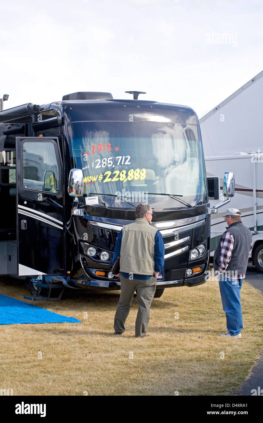 Due uomini esaminare molto costoso motorhome a uno sportivo dello show di Redmond, Oregon Foto Stock