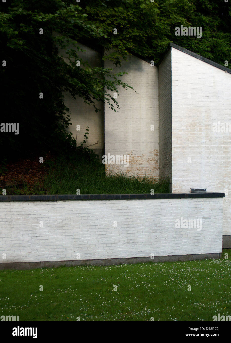 Il Nordjyllands Kunstmuseum di Aalborg, Danimarca, progettato da Alvar Aalto, combina i principi modernisti con l'approccio umanista di Aalto all'architettura. Completato nel giugno 2007, il design del museo si concentra sulla luce naturale, sulla struttura dei materiali e sull'integrazione dell'edificio con l'ambiente circostante. Foto Stock