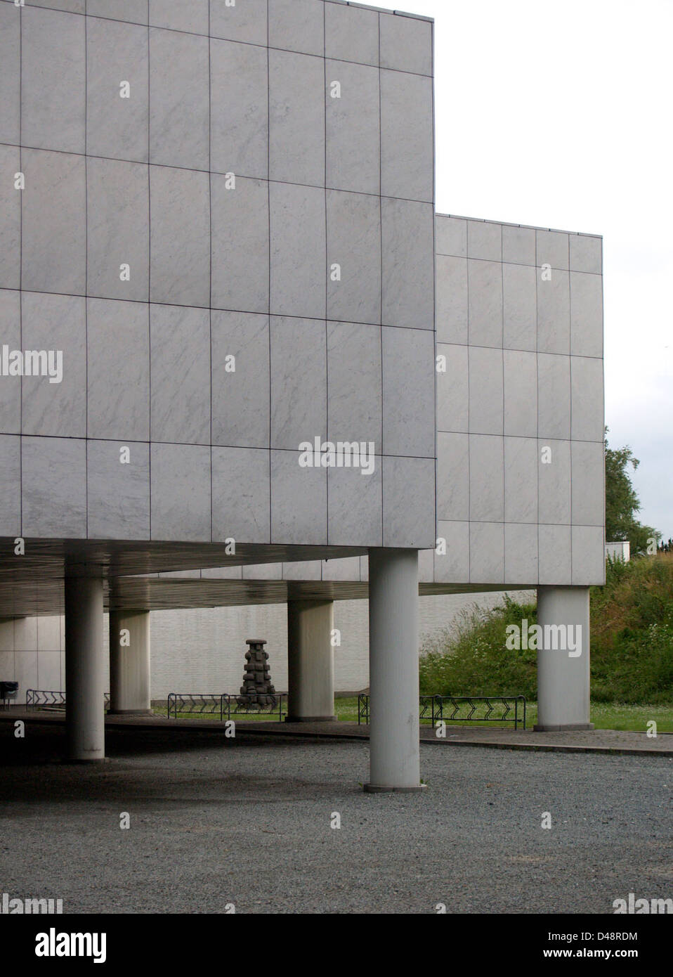 Il Nordjyllands Kunstmuseum, progettato da Alvar Aalto, è un notevole esempio del suo approccio modernista alla progettazione di musei. Completato nel 2007, sottolinea l'uso della luce naturale e l'integrazione dell'ambiente circostante, offrendo ai visitatori un'esperienza culturale immersiva ad Aalborg, Danimarca. Foto Stock