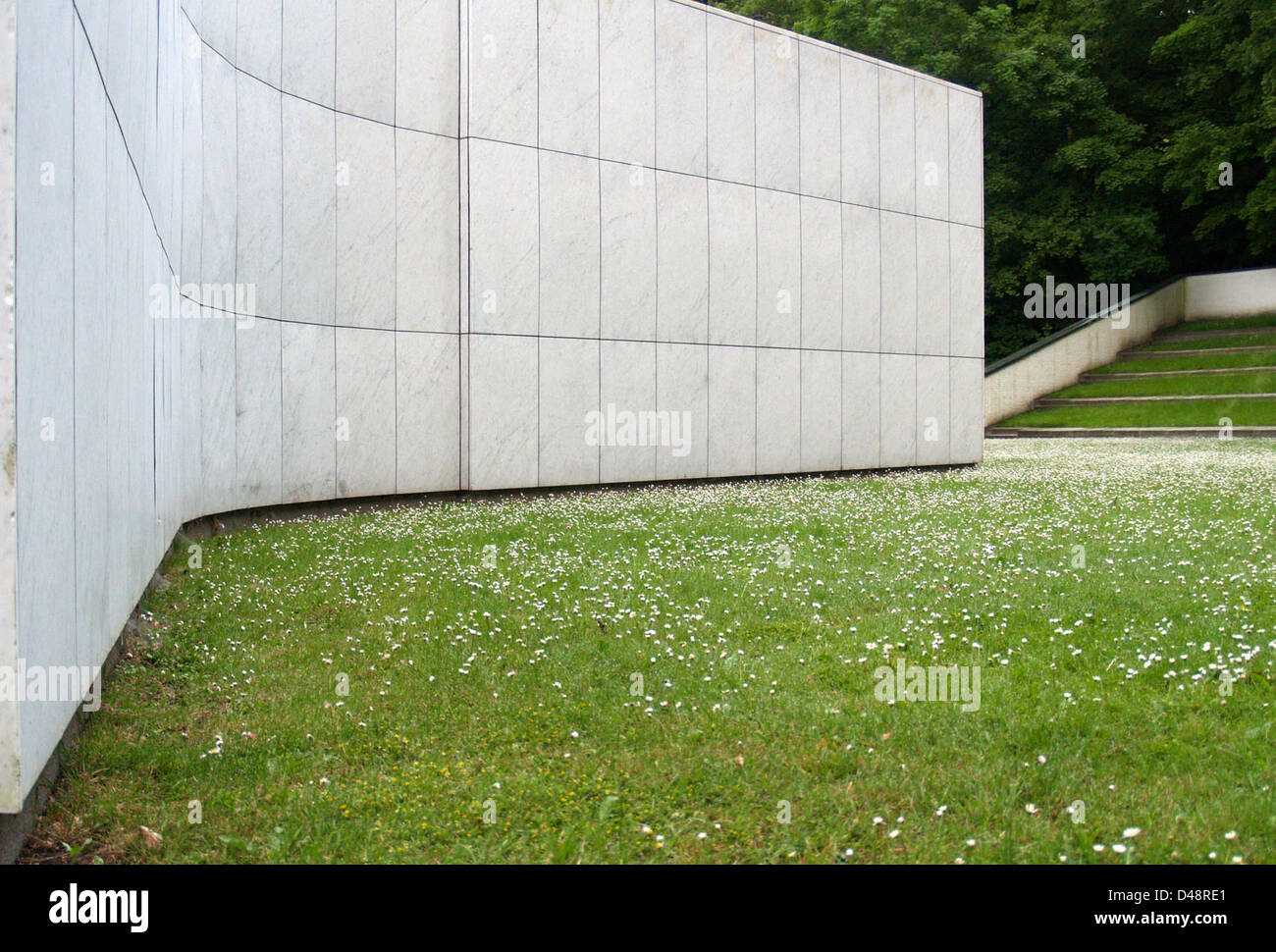 Il progetto di Alvar Aalto per il Nordjyllands Kunstmuseum in Danimarca, completato nel giugno 2007, riflette i suoi principi modernisti. L'edificio integra il marmo di Carrara con materiali moderni, creando un armonioso equilibrio tra texture naturali e forme architettoniche. Enfatizza la semplicità e la funzionalità, tipica dello stile di Aalto. Foto Stock