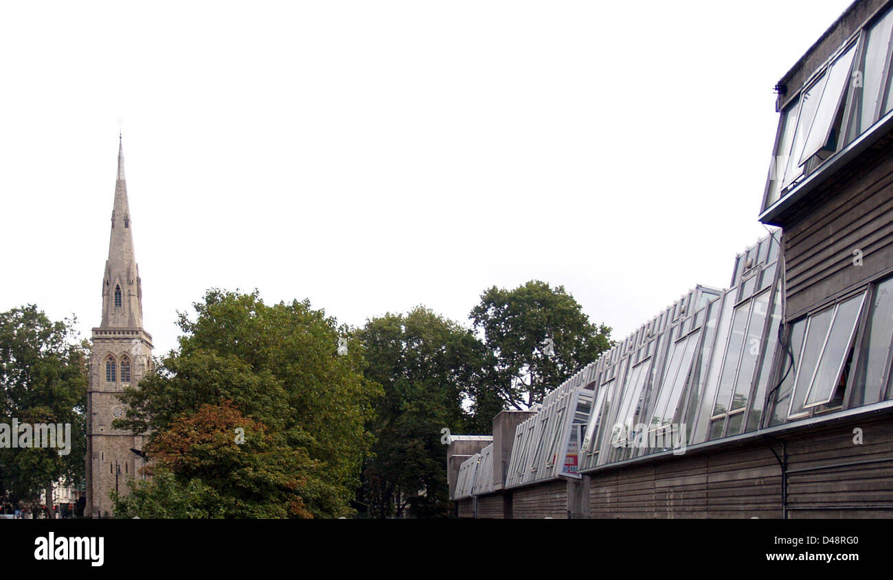 Il design di John Bancroft per la Pimlico School di Londra, completato nel 2006, mescola l'architettura moderna con il design funzionale. Questo edificio enfatizza i principi del brutalismo, utilizzando forme geometriche concrete e audaci per creare un ambiente di apprendimento duraturo ed esteticamente sorprendente. La scuola rappresenta un approccio moderno all'architettura educativa in un vivace ambiente urbano. Foto Stock
