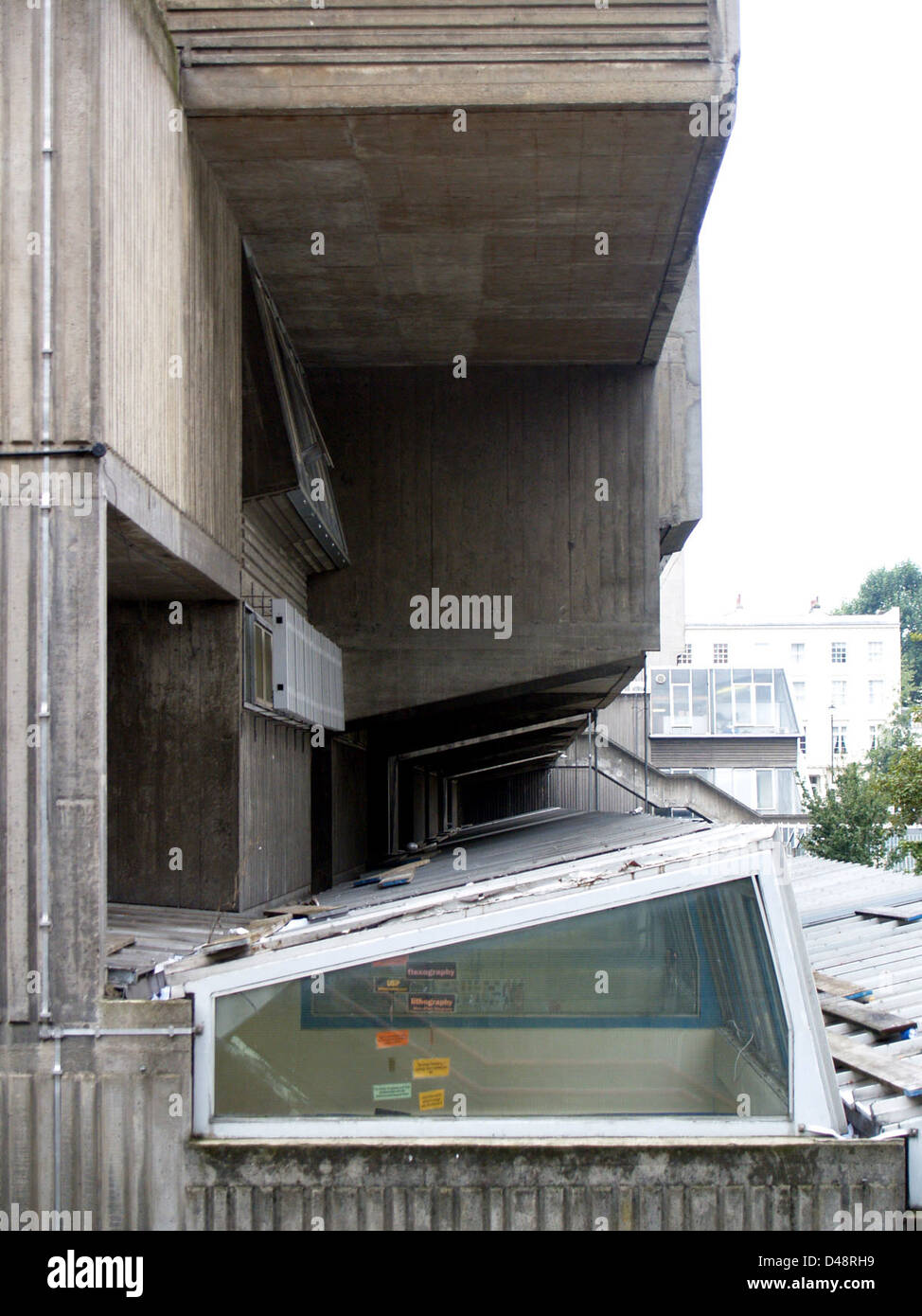 La Pimlico School, situata a Londra e progettata da GLC e John Bancroft nel 2006, è un moderno edificio educativo caratterizzato da principi di design brutalisti. La scuola combina la costruzione in calcestruzzo con un layout funzionale per creare un ambiente di apprendimento efficiente, sottolineando al contempo linee forti e semplicità nel suo design. Foto Stock