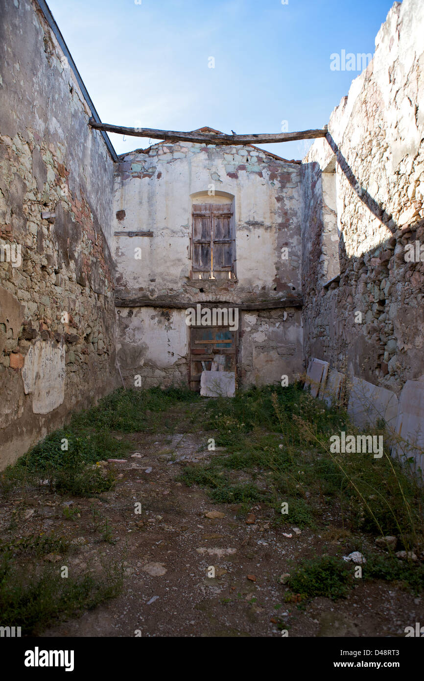 Edificio abbandonato sulla banchina di Bosa, Sardegna, Italia Foto Stock
