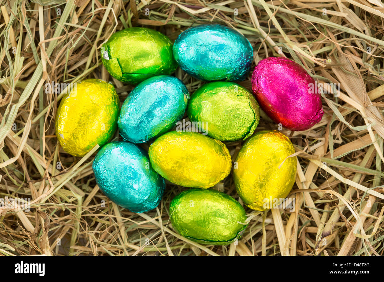 Le uova di pasqua raggruppate sulla paglia Foto Stock