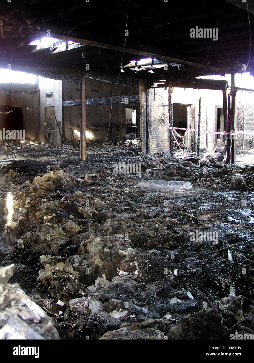 La Tingbjerg School, progettata da Steen Eiler Rasmussen a Copenaghen tra il 1964 e il 1970, è un esempio di architettura educativa moderna. Il design si concentra sulla funzionalità, la semplicità e l'integrazione con la comunità circostante, offrendo un ambiente favorevole all'apprendimento in un contesto scandinavo. Foto Stock