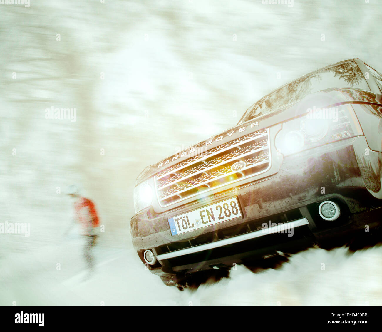 SPORT INVERNALI: Uomo e macchina (2011 Range Rover) Foto Stock