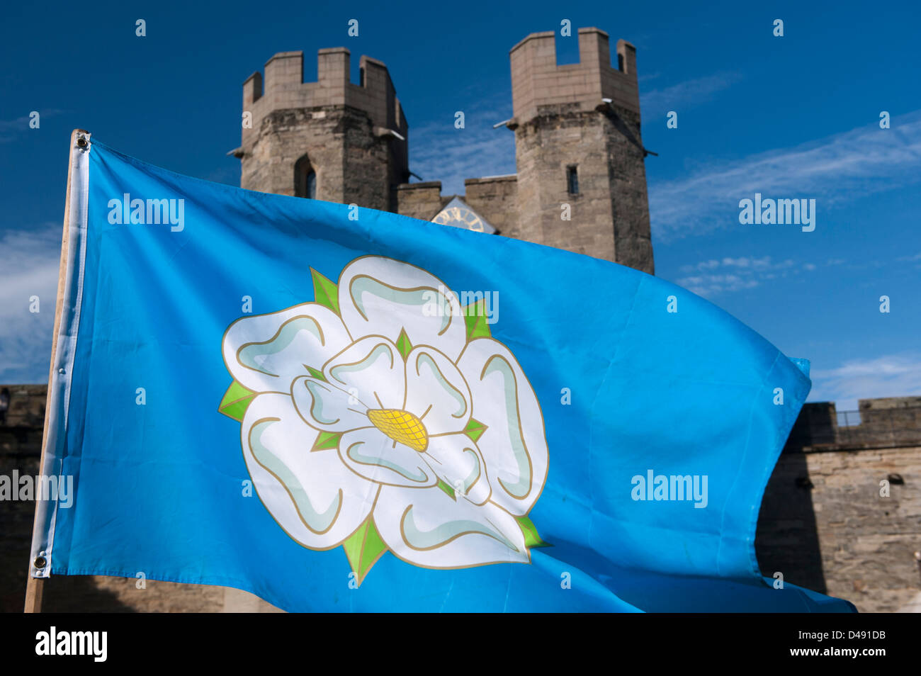 Rosa Bianca bandiera nel Castello di Warwick, associato con la guerra dei Roses. Foto Stock