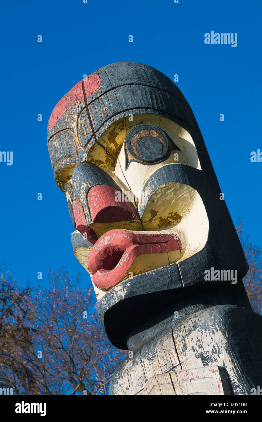 Testa di un totem pole contro un cielo blu;Edmonton Alberta Canada Foto Stock
