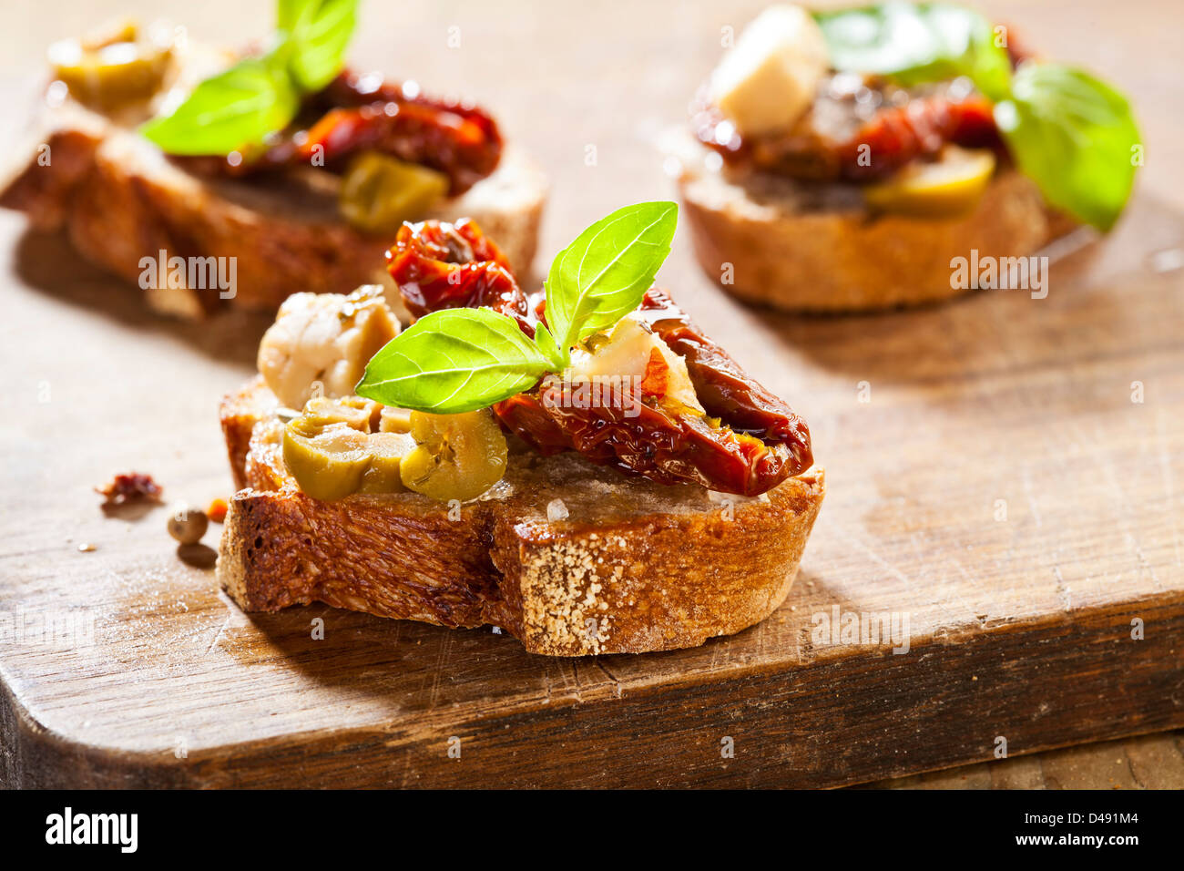 Cucina Italiana antipasto bruschetta con pomodori, olive e formaggio Foto Stock