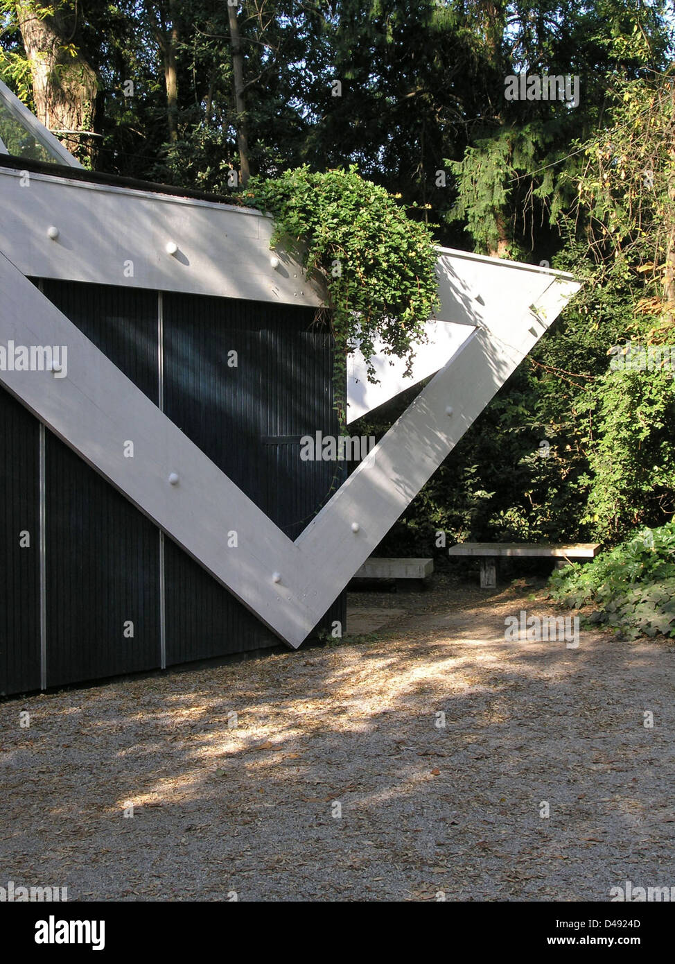 Il Padiglione della Biennale di Venezia, progettato da Alvar Aalto nel 1955-56, è caratterizzato da legno e materiali leggeri, che riflettono la dedizione dell'architetto finlandese ai principi modernisti e alla bellezza funzionale. Foto Stock