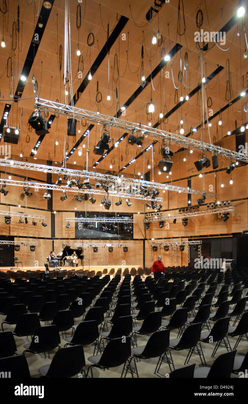 La Danish radio Concert Hall, progettata da Jean Nouvel, è stata completata tra il 2002 e il 2009. Situato a Copenhagen, l'edificio è noto per il suo design modernista, l'uso innovativo dei materiali e gli spazi interni focalizzati sull'acustica. Foto Stock