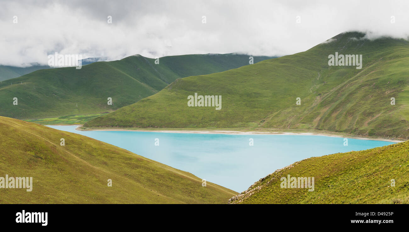 Paesaggio collinare e il lago sacro sotto un cielo nuvoloso;Shannan xizang cina Foto Stock