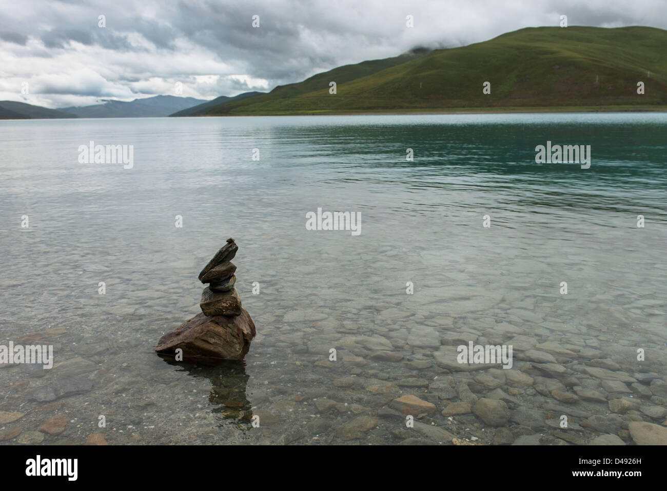 Cairn seduto in acque poco profonde lungo la riva del lago sacro;Shannan xizang cina Foto Stock