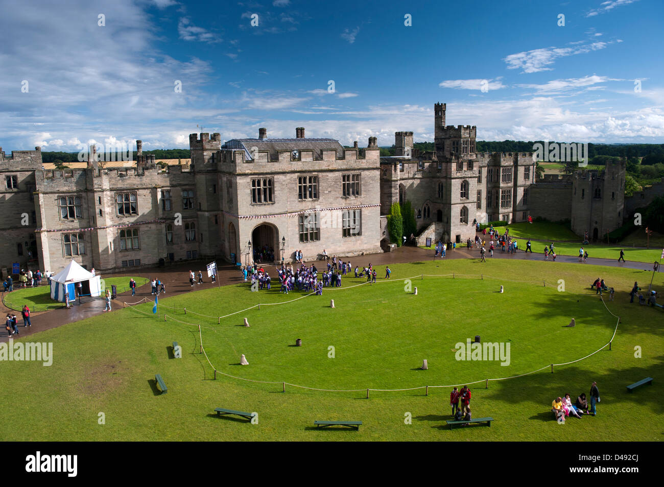 Vista dentro il castello di Warwick nel Regno Unito, Warwickshire, con un sacco di turisti e villeggianti. Foto Stock