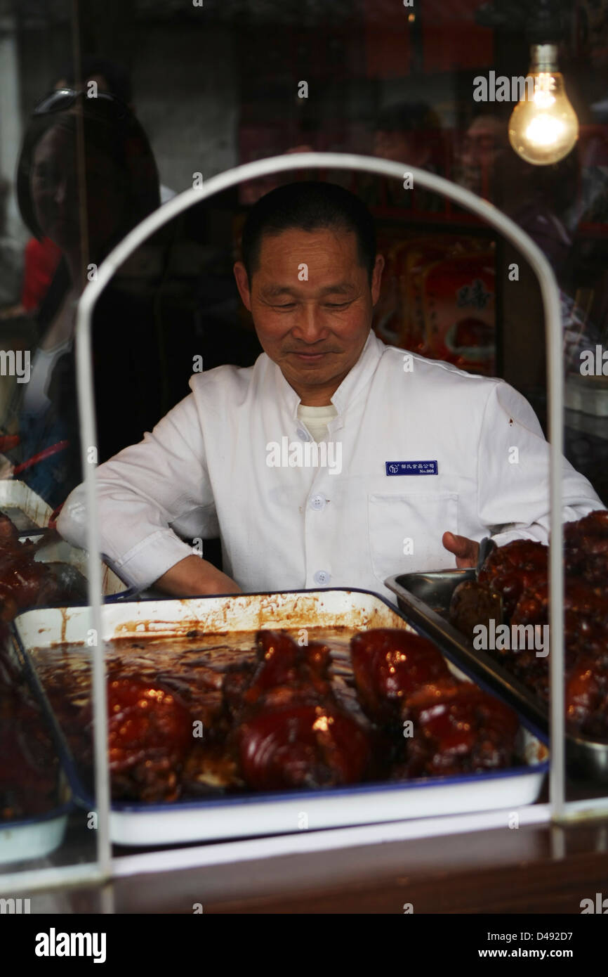 Dolce e aspro la carne di maiale in vendita su Zhou Zhang Cinese tradizionale villaggio di pescatori Foto Stock