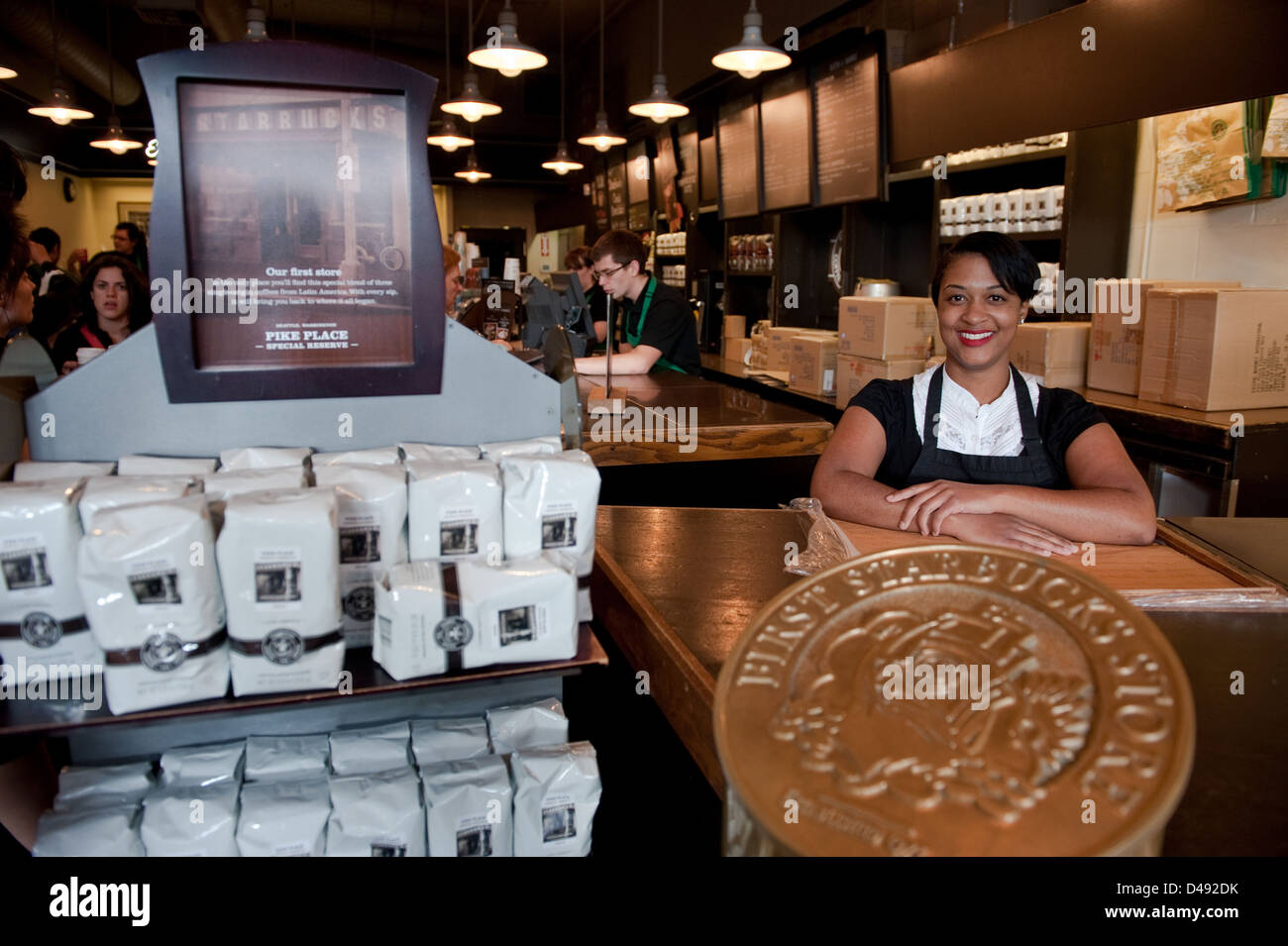 Seattle, WA, del Mercato di Pike Place, il primo Starbucks Cafe fondata nel 1971 Foto Stock