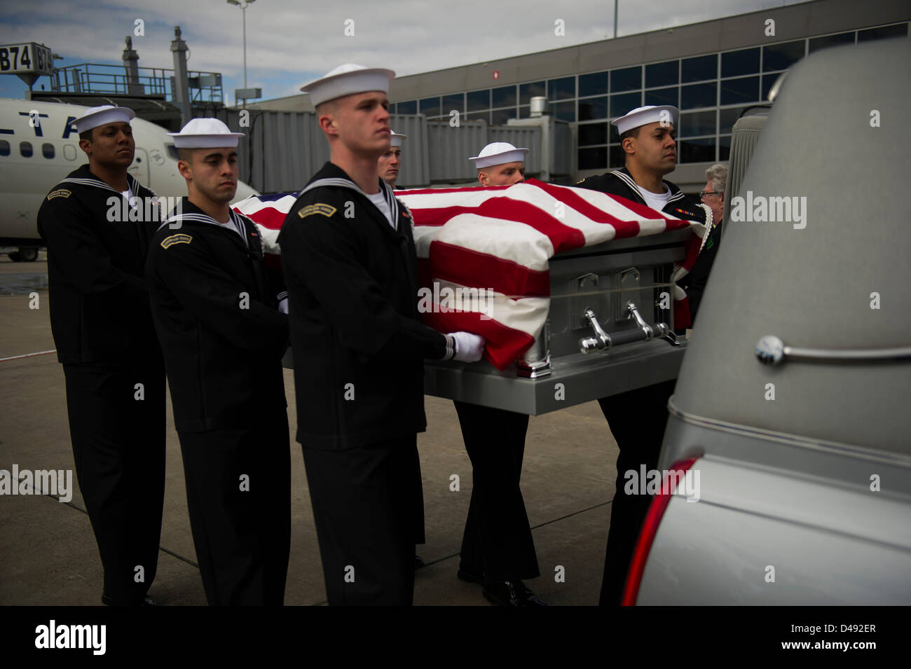 Membri del Navy US cerimoniale di guardia un comportamento dignitoso di trasferimento rimane cerimonia al Washington Dulles International Airport per uno dei due marinai recuperato dalla guerra civile Corazzata USS Monitor Marzo 6, 2013 in sterline, Virginia. Il monitor è affondata al largo di Capo Hatteras, NC nel 1862. I due marinai sarà sepolto con gli onori militari presso il Cimitero Nazionale di Arlington. Foto Stock