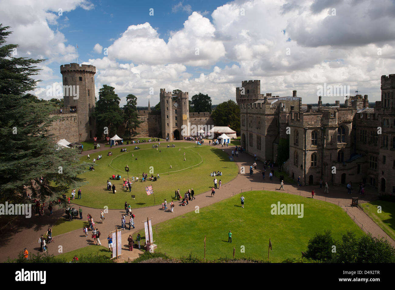 Vista dentro il castello di Warwick nel Regno Unito, Warwickshire, con un sacco di turisti e villeggianti. Foto Stock