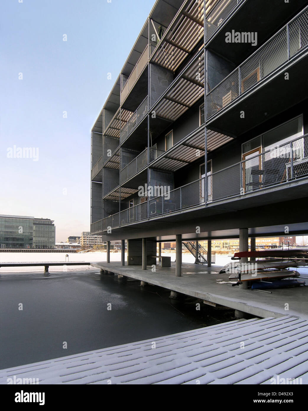 Il progetto immobiliare di Tegnestuen Vandkunsten a Teglværkshavnen, Copenaghen, noto come Housing on Ice, è un notevole esempio di moderno design residenziale scandinavo. Lo sviluppo pone l'accento sull'edilizia popolare con particolare attenzione alla funzionalità e alla sostenibilità, incorporando metodi di prefabbricazione e costruzione in calcestruzzo. Il design integra l'ambiente del porto, usando temi di ghiaccio e invernali nel suo approccio estetico. Foto Stock