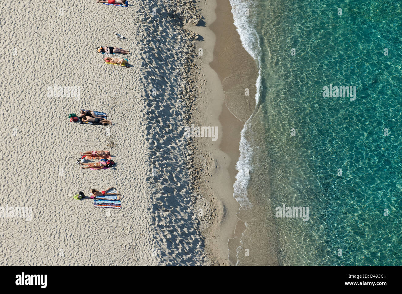 Veduta aerea di turisti che si godono il mare sulla spiaggia di Cala Luna spiaggia, bella destinazione per le vacanze a Cala Gonone, Sardegna, Italia Foto Stock