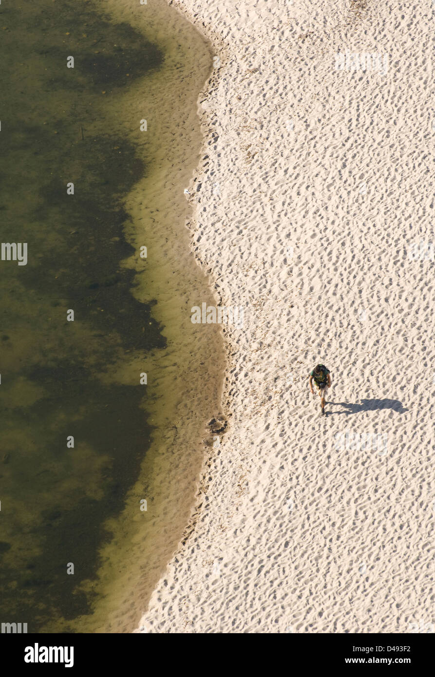 Veduta aerea di un uomo a camminare da sola il Riverside a Cala Luna spiaggia, Cala Gonone, Dorgali Sardegna, Italia Foto Stock