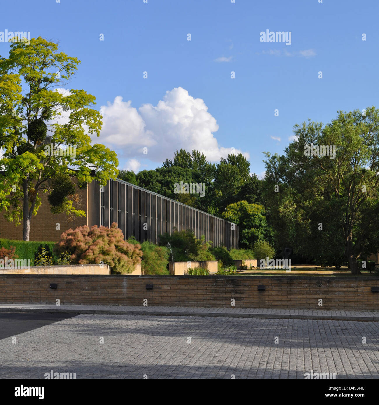 Il progetto di Arne Jacobsen per il St. Catherine's College di Oxford, che mescola i principi modernisti con il classicismo, ha creato un ambiente accademico unico. Gli edifici sottolineano linee pulite, funzionalità e integrazione con il paesaggio, promuovendo sia l'apprendimento che il fascino estetico. Foto Stock