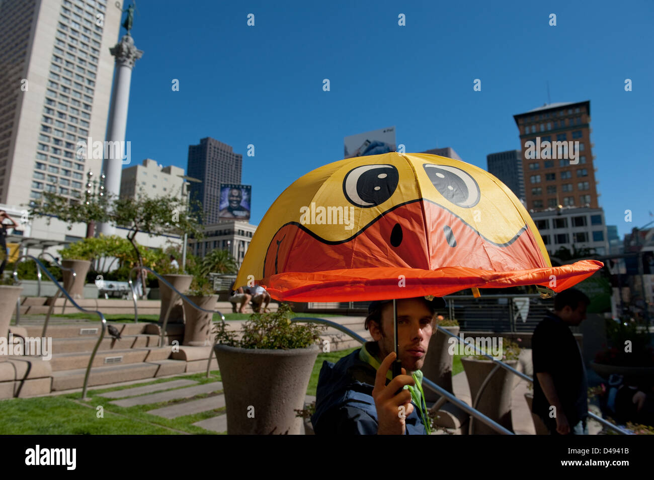 San Francisco, Stati Uniti d'America, un uomo in Union Square con un ombrello di anatra Foto Stock